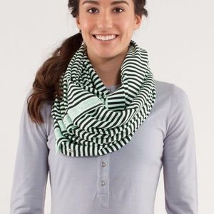 Lululemon Vinyasa Scarf in Mint Moment Black